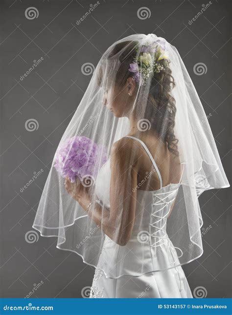 Brides clash over which bride short hair style suits a veil 37