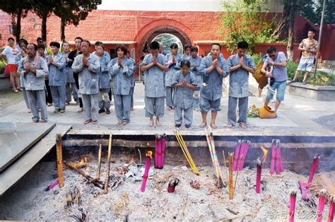 佛教信徒冒酷暑六步一叩首，跪行3公里朝山，祈盼平安幸福 每日头条