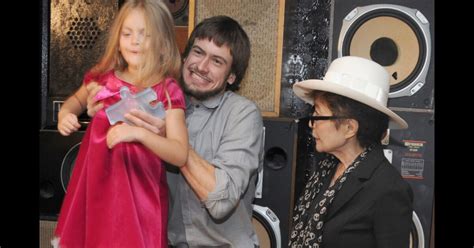 Pussy Riot Yoko Ono honore leur combat et se montre déterminée