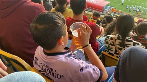 Viral Captan a niño tomando cerveza en Estadio Morelos FOTOS