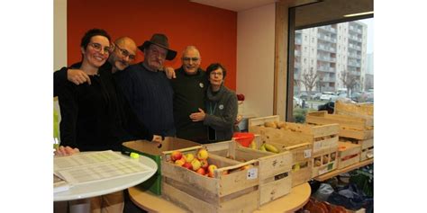 Strasbourg Lassociation Regards Solidaires Distribue Des Paniers Pour