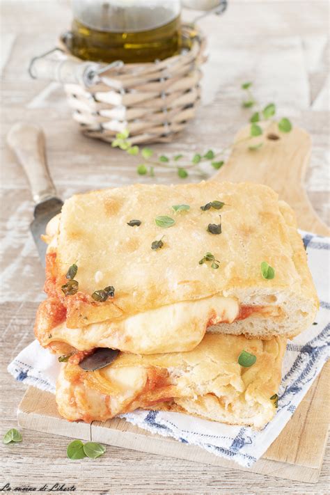 Focaccia Ripiena Con Pomodoro E Formaggio Focaccia Ripiena