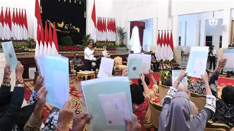 Presiden Jokowi Serahkan 1 5 Juta Sertifikat Hak Atas Tanah All