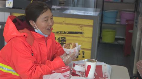 环卫工坚守岗位 冷雨天爱心送暖