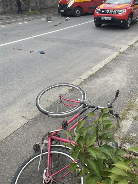 VIDEO FOTO Biciclist acroșat de o mașină pe strada Reconstrucției din