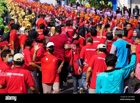 Indonesian Do Flash Mob Traditional Dance To Celebrate National