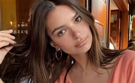 Emily Ratajkowski Si Spoglia In Piscina Fan In Delirio Caffeina Magazine