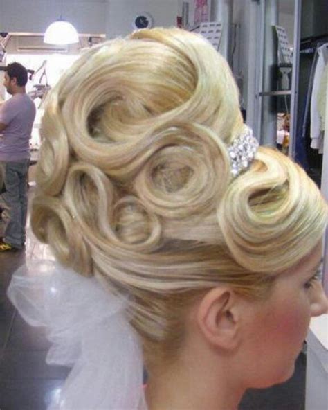 Pin By Fina Moreno On Vestidas De Blanco Bun Hairstyles Cool