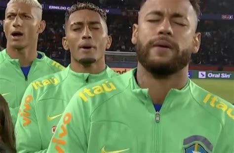 Hymne Siffl Jet De Banane Sur Richarlison Lasers Sur Neymar Le