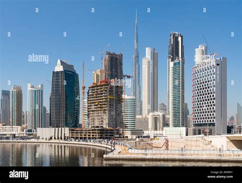 Vista Diurna De Modernos Rascacielos De Business Bay Y El Arroyo