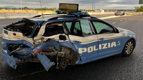 Piacenza Incidente A Si Schianta Contro Unauto Della Polizia A