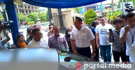 Menteri AHY Beri Sertifikat Tanah Elektronik Ke Pemkot Makassar Senilai