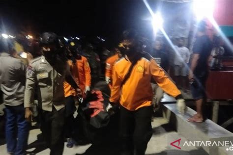 Tim SAR Evakuasi Jenazah Abk Terjatuh Di Laut Pelabuhan Dobo ANTARA