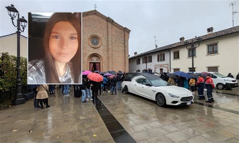 A Mozzanica L Ultimo Saluto Alla 15enne Ester Raimondi Prima Treviglio