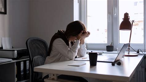 Expertos Analizan La Ansiedad En El Entorno Laboral