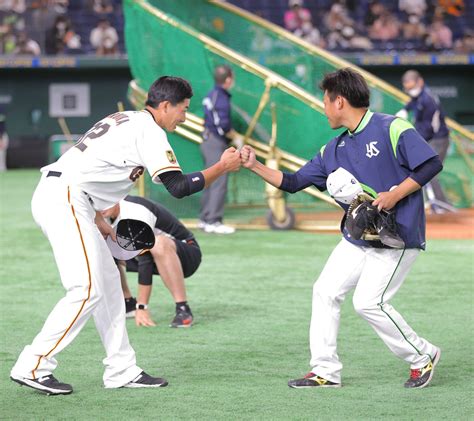 【巨人】広岡大志と田口麗斗がお互いに真新しいユニホームでグータッチ スポーツ報知