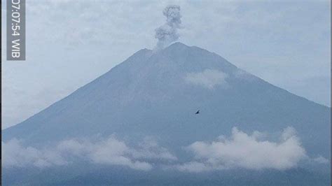 Erupsi Gunung Semeru Gempa Letusan Semburan Abu Setinggi Meter