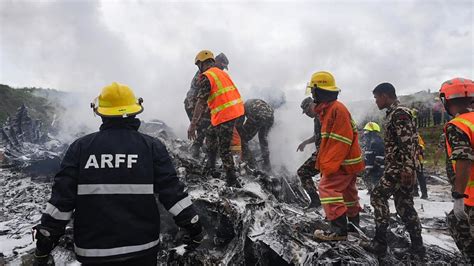 IMÁGENES IMPACTANTES mueren 18 en accidente aéreo en Nepal solo se