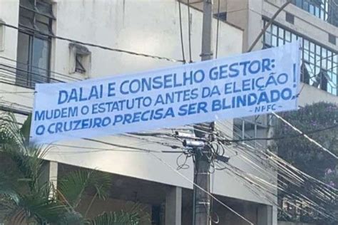 Grupo de torcedores do Cruzeiro estende faixas por BH cobrando mudança