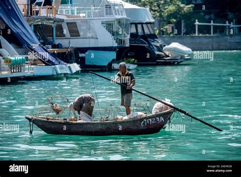 Un pêcheur commercial utilise une ligne de la main sur un très petit