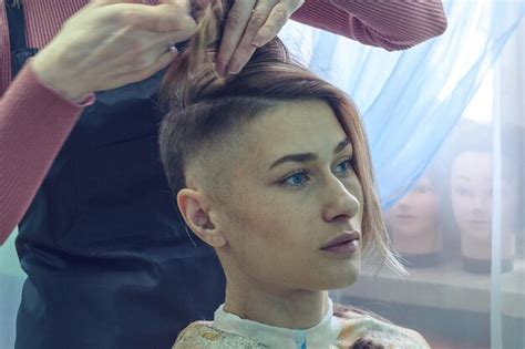 Premium Photo Brunette Girl In Hairdressers Haircut