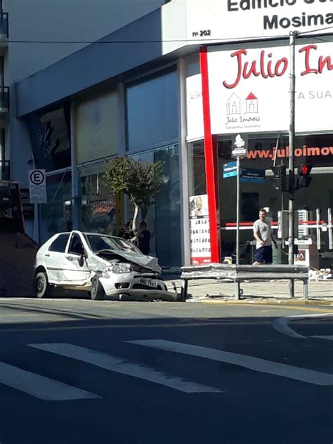 Dois Carros Colidem Em Cruzamento No Centro De Brusque R Dio