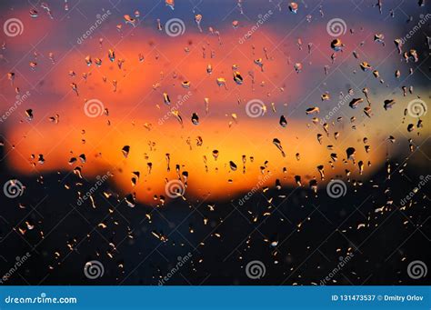 Descensos Cristalinos Del Agua En El Vidrio De La Ventana Con Una