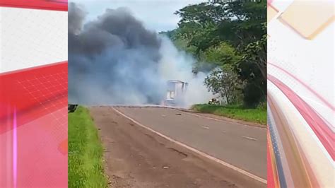 Caminh O Carregado Fogos De Artif Cio Pega Fogo Na Br No Pr