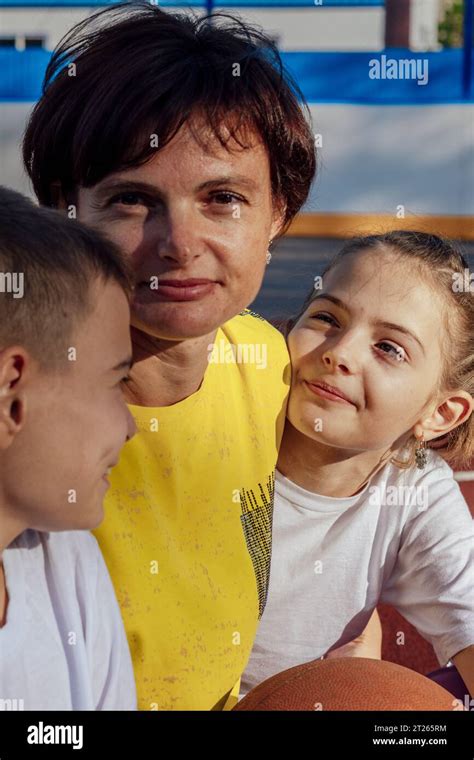 Tendresse Entre Garcon Et Fille Banque De Photographies Et Dimages à Haute Résolution Alamy