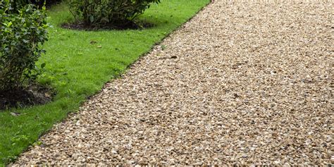 Faire une allée en graviers à portée de mains