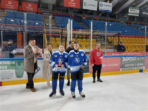 Sukcesy sportowe naszych uczniów w hokeju na lodzie i unihokeju