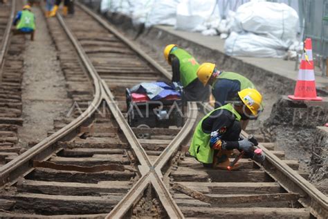 Relokasi Rel Trem Di Proyek Mrt Antara Foto