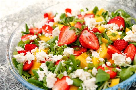 Grüner Salat aus Feldsalat mit Mango und Heidelbeeren