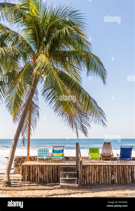 Una Vista Típica En El Zonte En El Salvador Fotografía De Stock Alamy