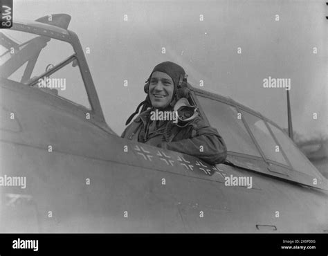 UNITED STATES EIGHTH AIR FORCE IN BRITAIN 1942 1945 Capt Robert