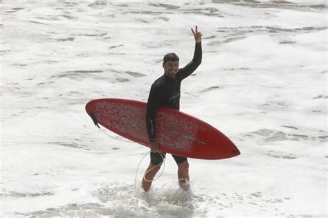 EGO Cauã Reymond exibe tanquinho em dia de surfe em praia do Rio