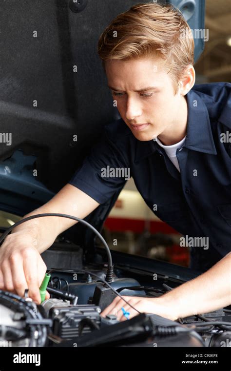 Mechanic Hi Res Stock Photography And Images Alamy