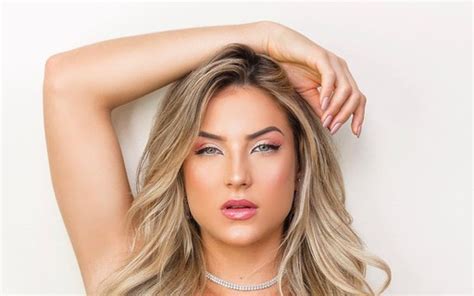 Gabi Martins Posa Decote Profundo Em Foto Vogue Celebridade