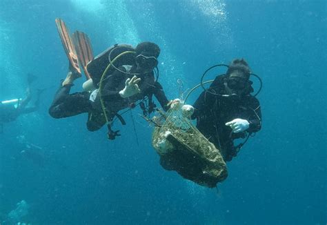 Di Balik Indahnya Laut Maratua