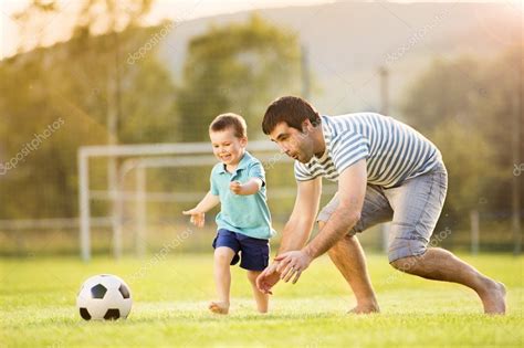 Vater Mit Sohn Beim Fu Ballspielen Stockfoto Halfpoint