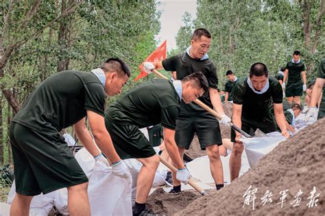 风雨同心 铁肩担当 解放军画报