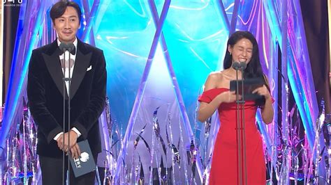 Lee Kwang Soo Making People Laugh While Presenting An Award 😂 Youtube