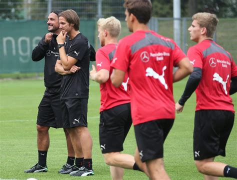 Der Neue Trainer Des VfB Stuttgart Thomas Schneider Rechts Mit Co