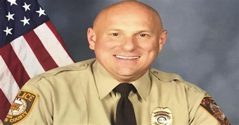 Policial gay fecha acordo milionário após ouvir que precisava ser discreto