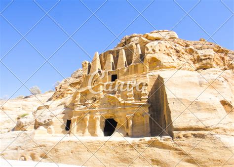 Petra tombs - Photos by Canva