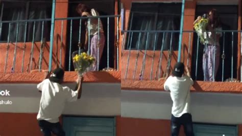 ¡un Romántico Joven Se Trepó A Un Balcón Para Entregarle Flores