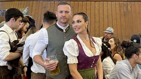 La Trasformazione Di Ilary Blasi Per L Oktoberfest Treccine E Abiti