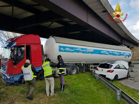 Incidente In Fi Pi Li Coinvolta Una Cisterna Di Gpl E Un Auto Con Un