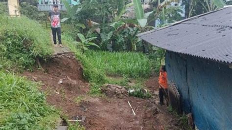 Hujan Deras Kecamatan Di Bogor Diterjang Longsor