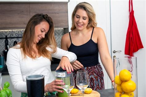 Premium Photo Cute Vegan Lesbian Couple Preparing Spinach Smoothie